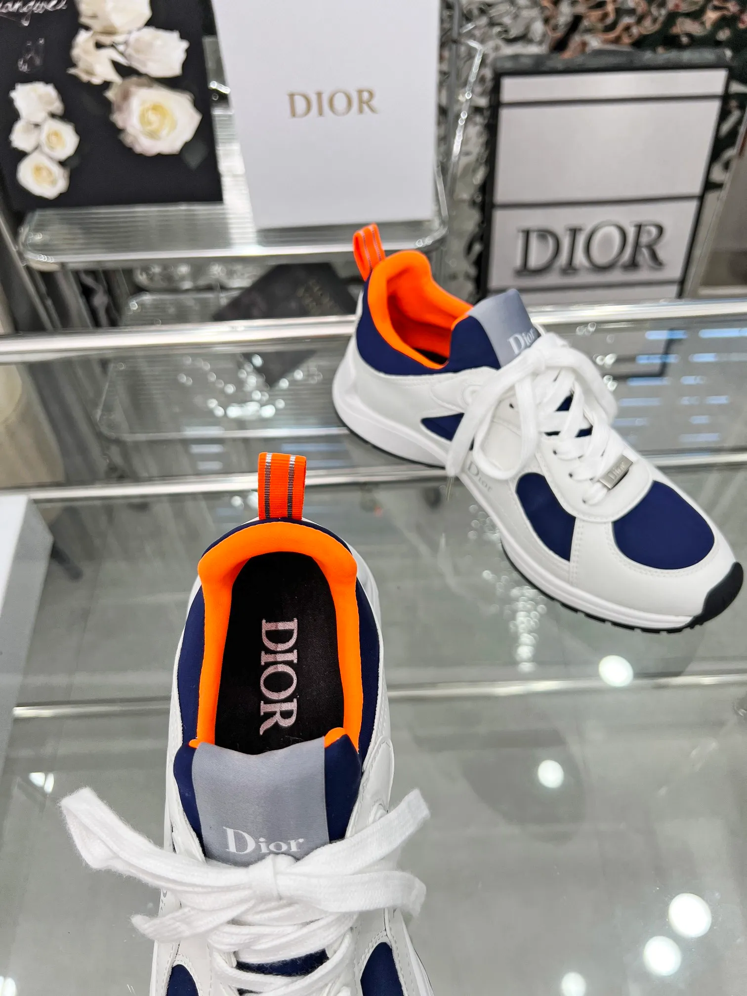 Men's shoes 💰540 Dior, the latest Star series on the show, this Dior Star dad sneaker is a new product for the fall of 2025, enriching the classic series with fashionable retro style. Carefully crafted, these Dad Shoes style shoes can be paired with casual looks all year round and follow the trend of the retro market. The Dior logo on the tongue also indicates that this pair of shoes is the B30 model! B30 uses fine-textured leather and mesh cloth materials to form a shoe body. There are conspicuous letters CD on both sides of the shoe body to indicate identity. The multiple lines on the shoe body outline the details, making the shoes look less monotonous and full of retro three-dimensionality! Code number: 40-46 Color: four colors